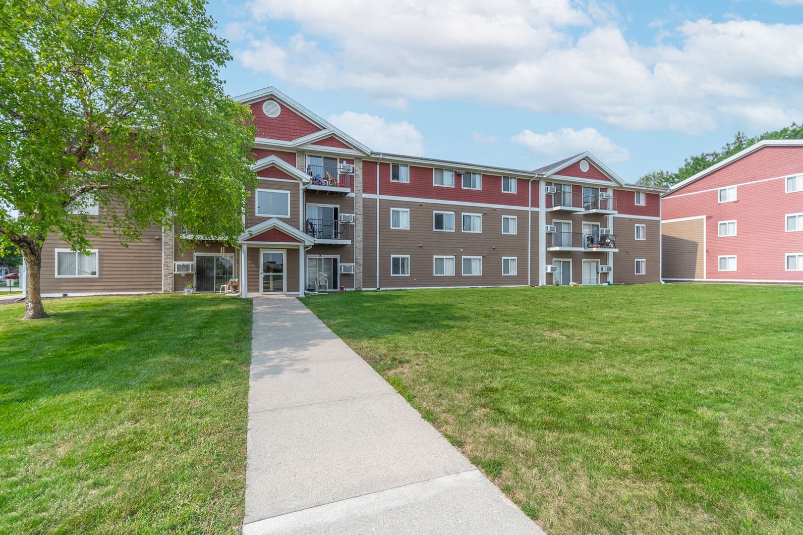 Des Moines Apartment: 1646 Hull Ave