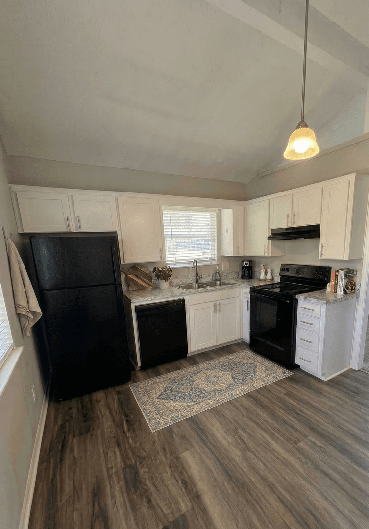Kansas City Apartment: 1520 E 97th