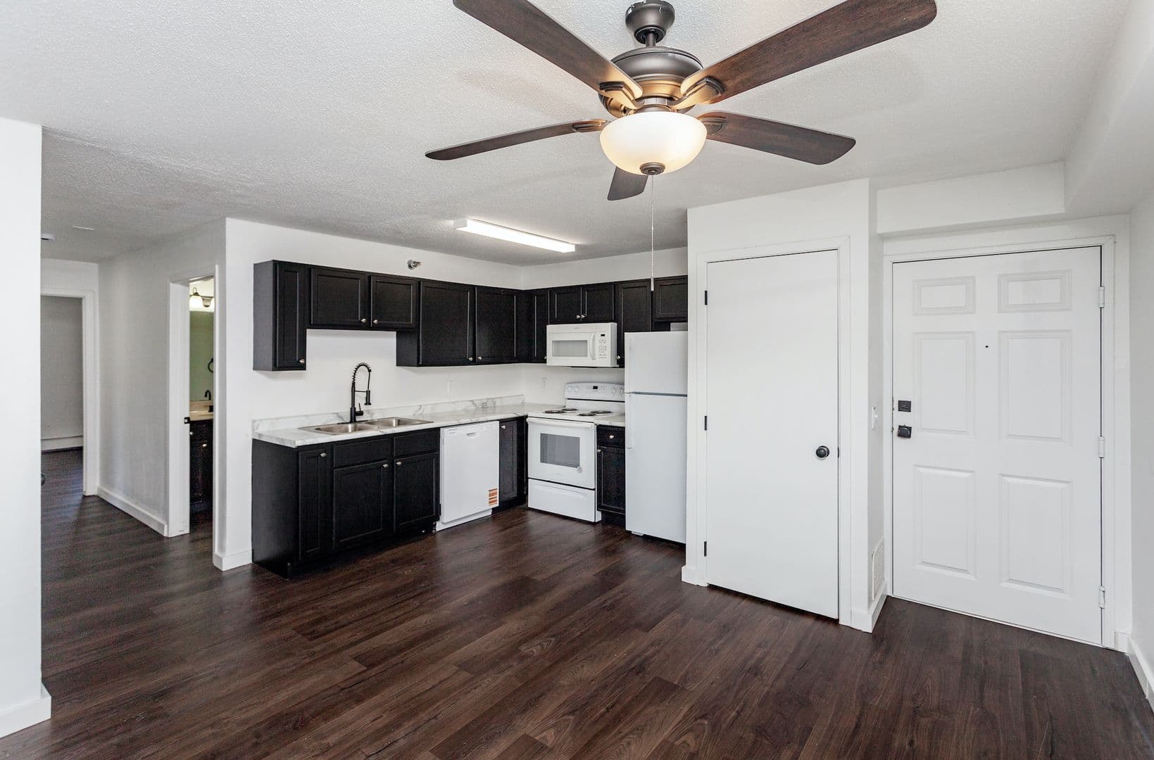 Des Moines Apartment: 1646 Hull Ave