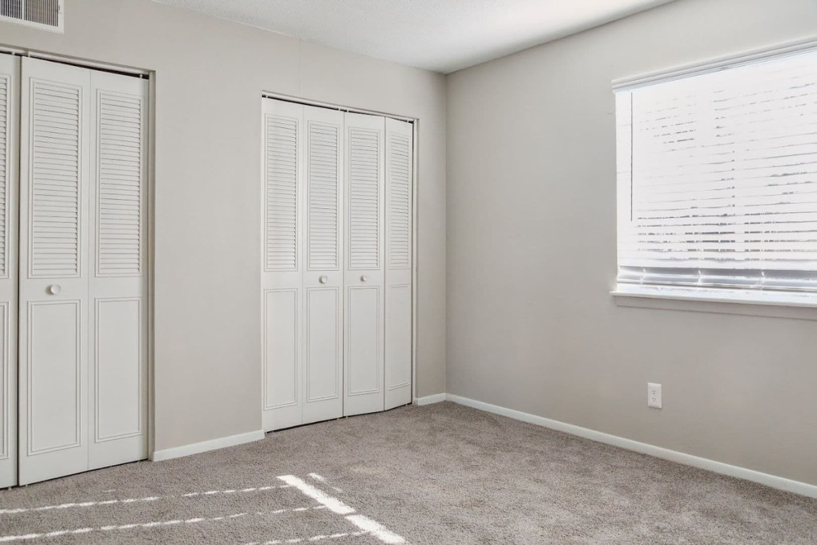 Kansas City Apartment: 1520 E 97th