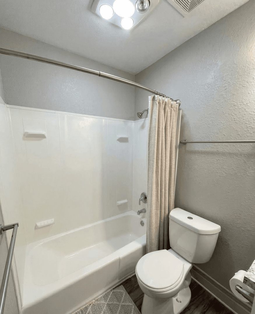 Kansas City Apartment: 1520 E 97th
