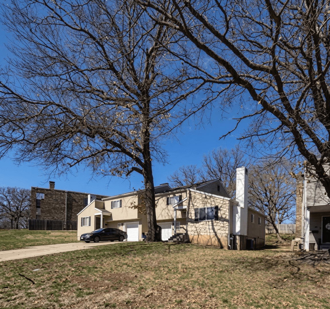 Kansas City Apartment: 1520 E 97th