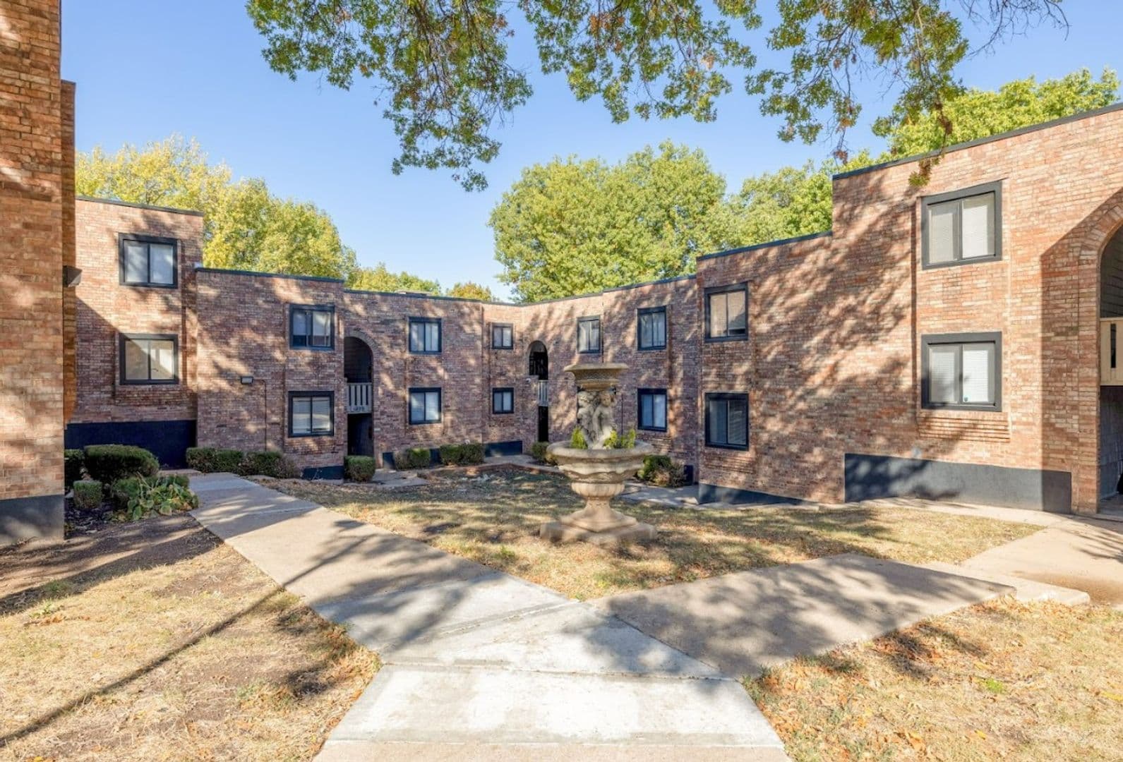 Kansas City Apartment: 1520 E 97th
