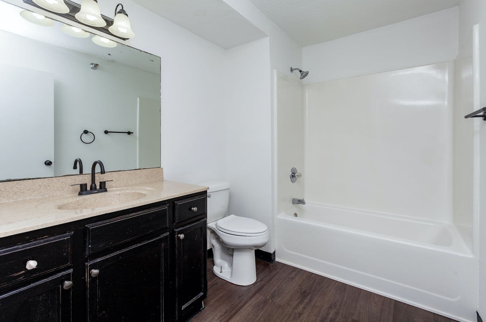 Des Moines Apartment: 1646 Hull Ave