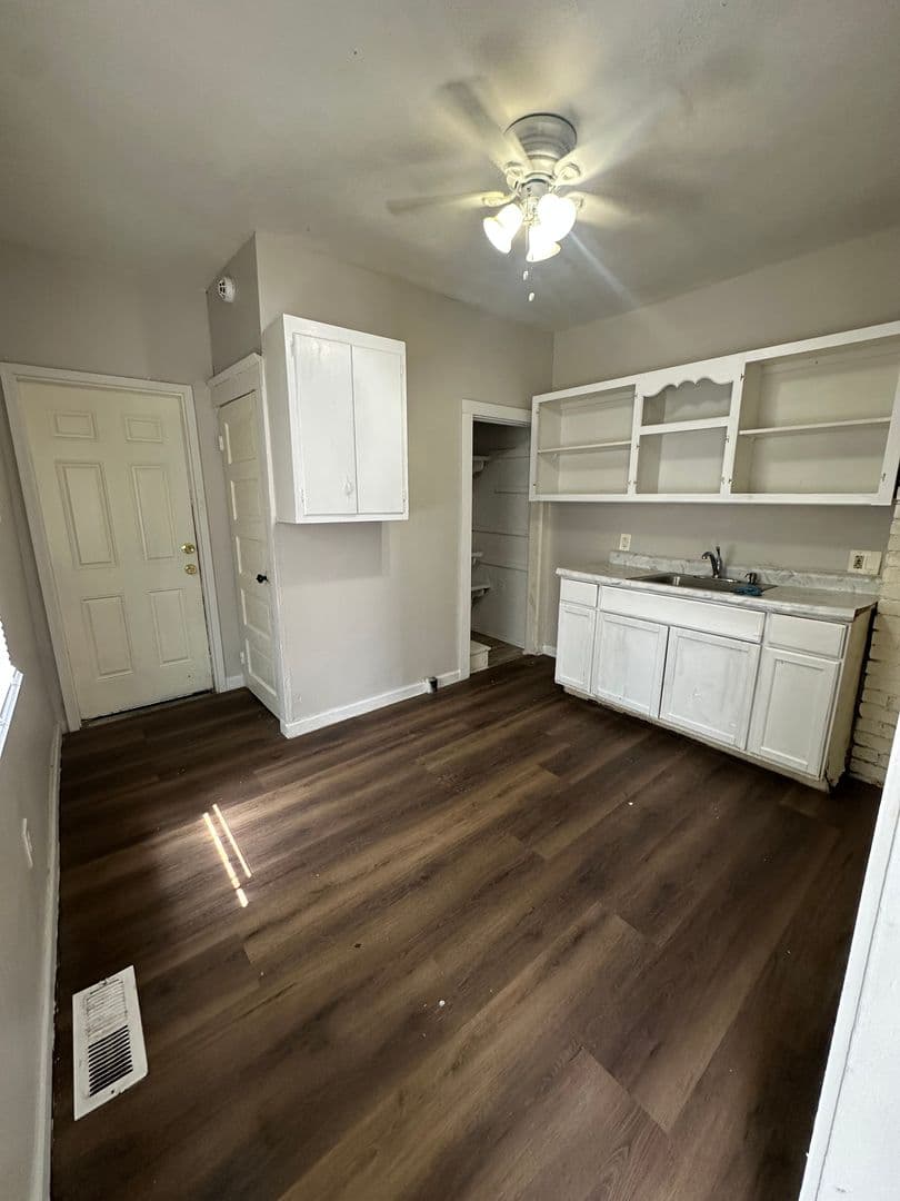 Kansas City House: 2900 E 21st St