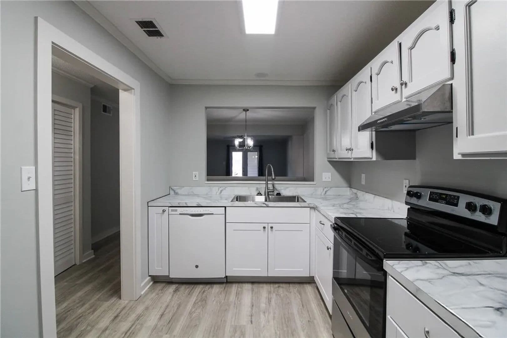 Athens Condo: 2505 W Broad St. #212