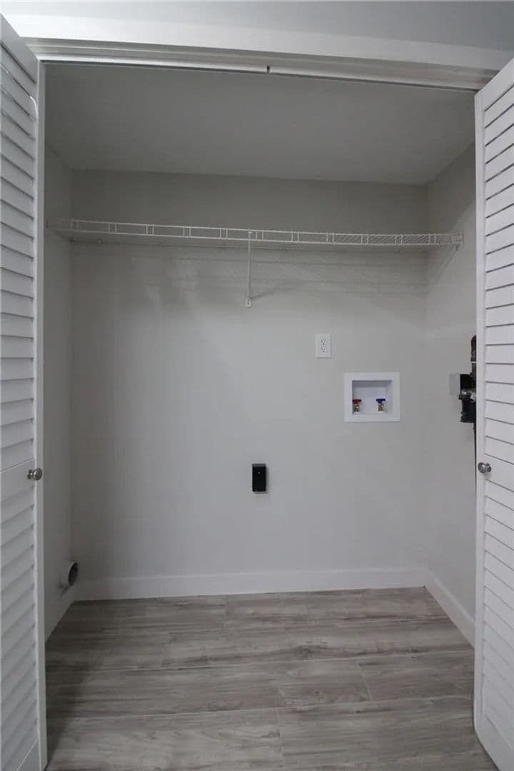 Athens Condo: 2505 W Broad St. #212