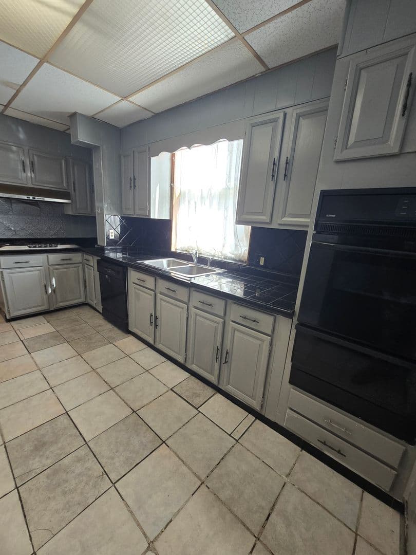 Chicago Apartment: 8010 S St. Lawrence Avenue