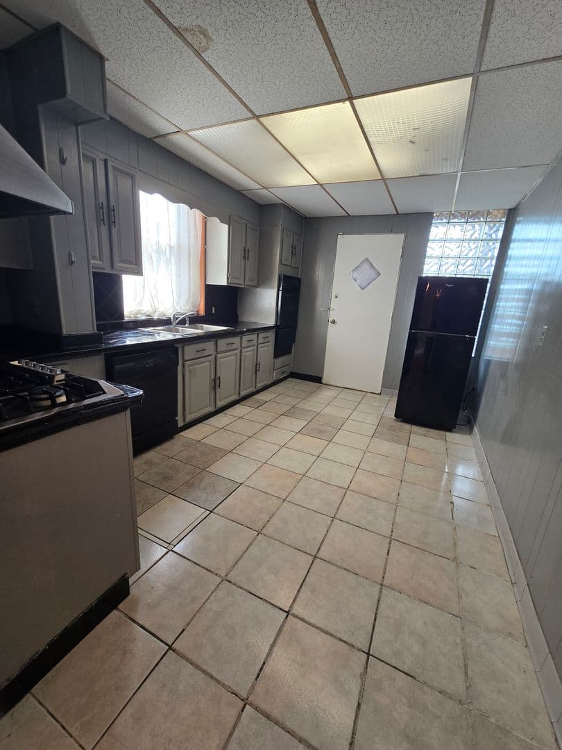 Chicago Apartment: 8010 S St. Lawrence Avenue