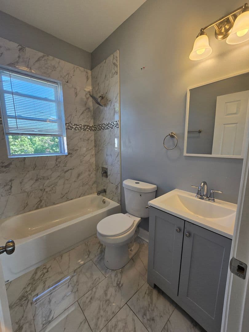 Chicago Apartment: 1111 W 62nd Street
