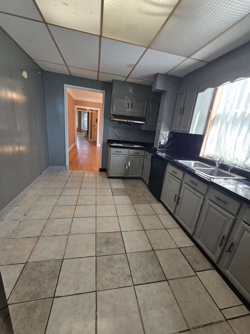 Chicago Apartment: 8010 S St. Lawrence Avenue