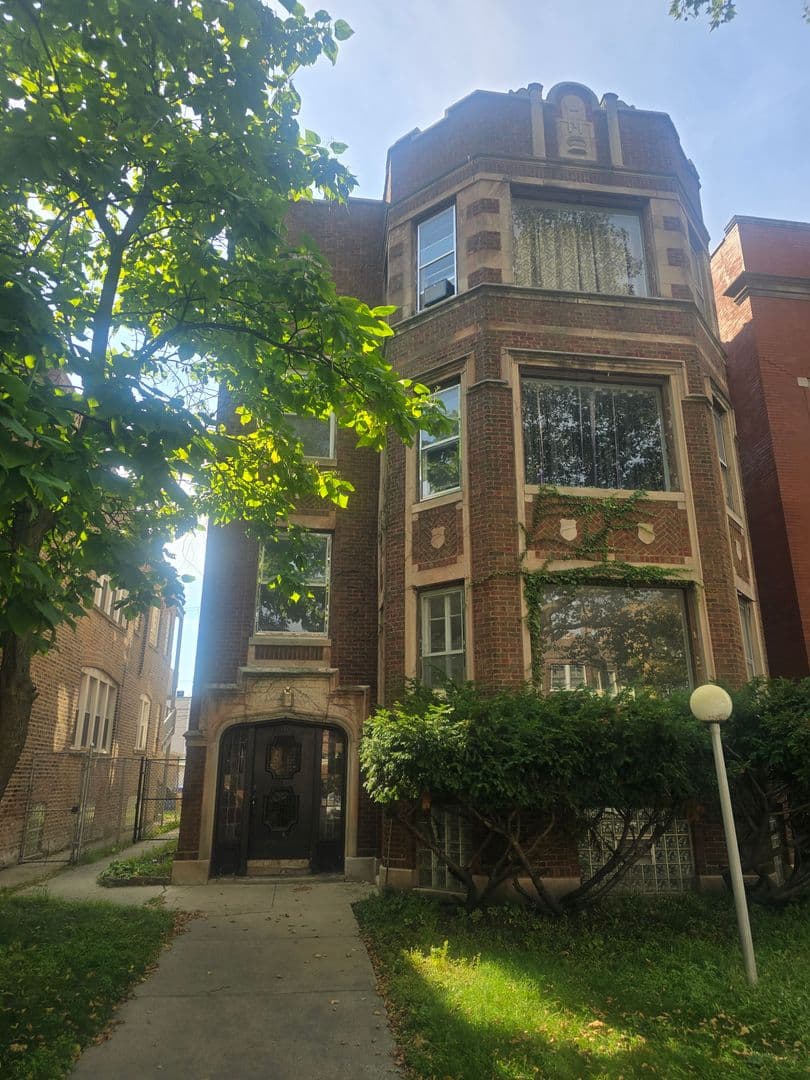 Chicago Apartment: 8010 S St. Lawrence Avenue