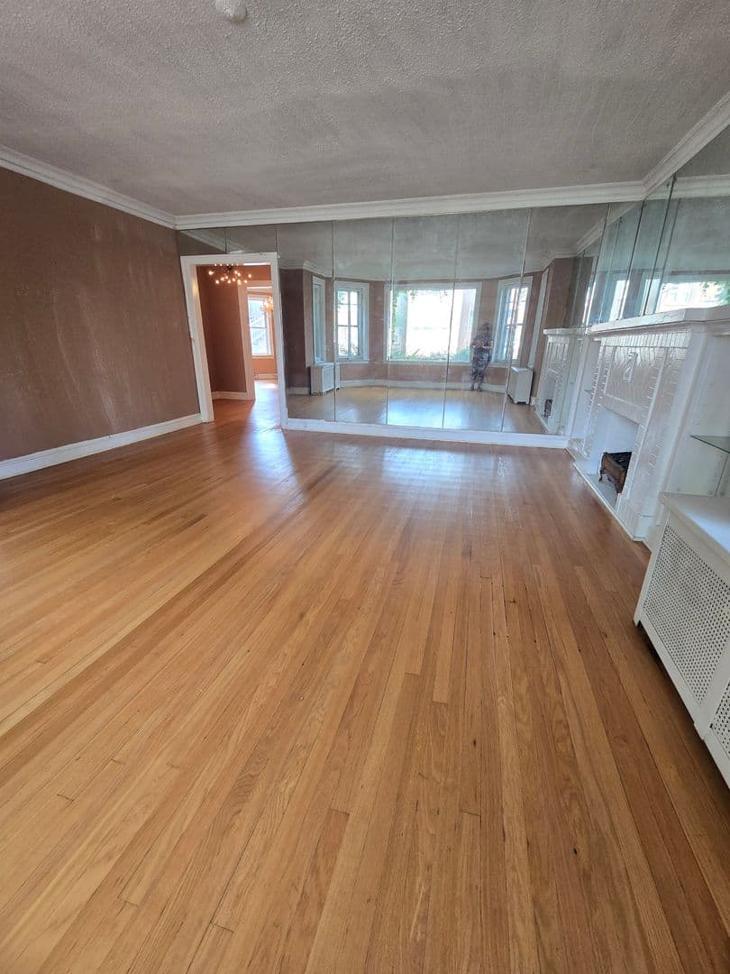 Chicago Apartment: 8010 S St. Lawrence Avenue