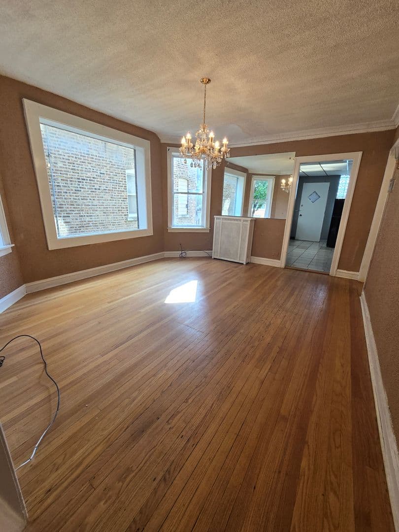 Chicago Apartment: 8010 S St. Lawrence Avenue