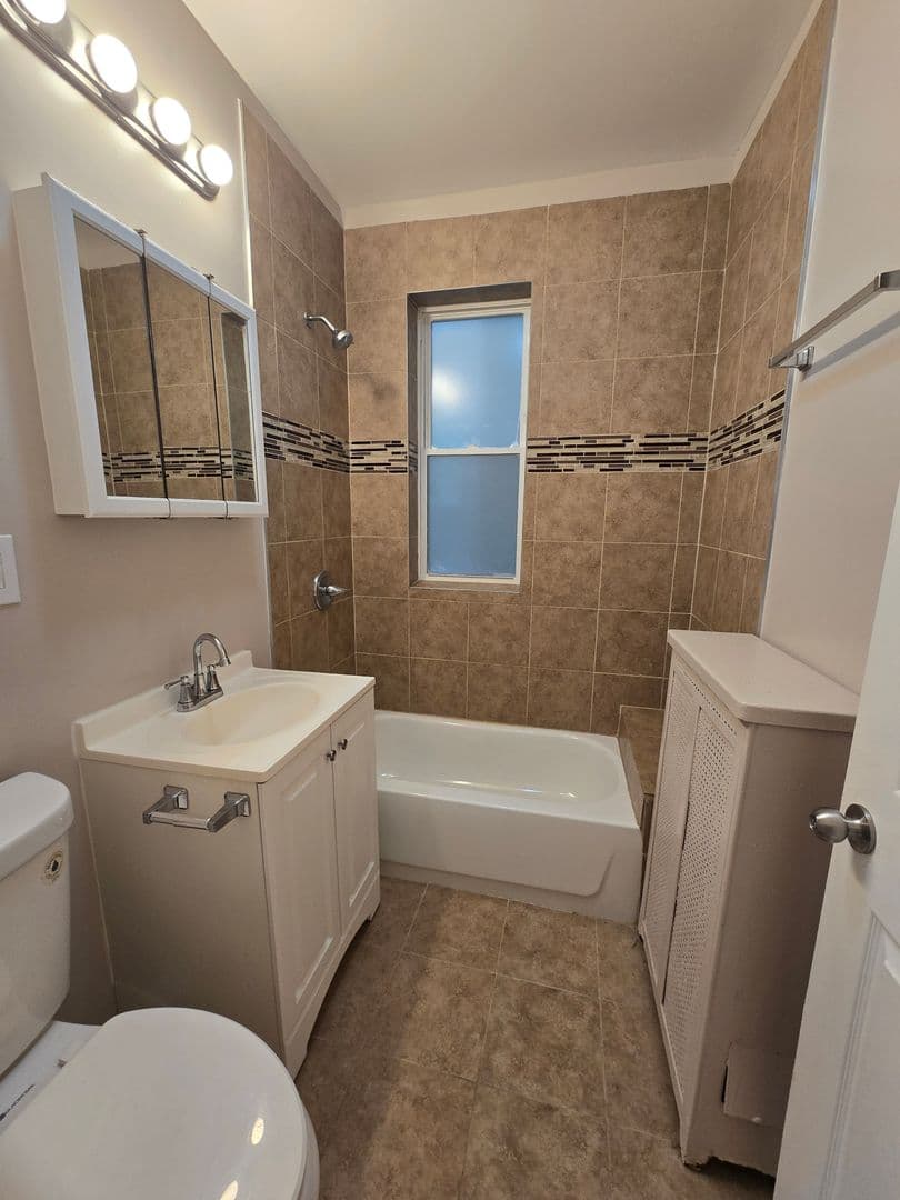 Chicago Apartment: 8010 S St. Lawrence Avenue