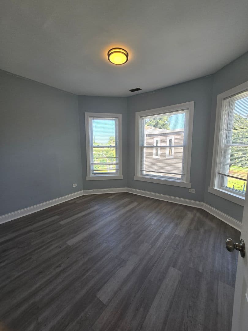 Chicago Apartment: 1111 W 62nd Street