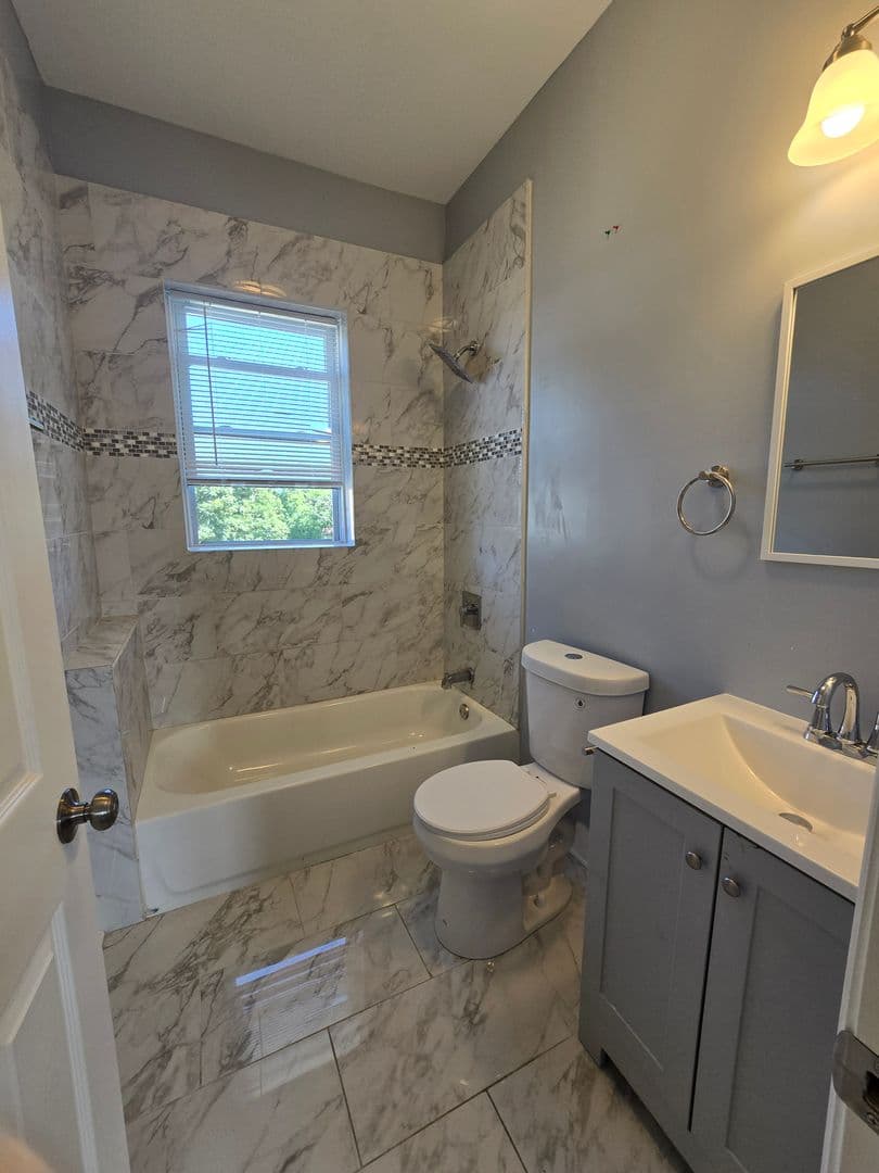 Chicago Apartment: 1111 W 62nd Street