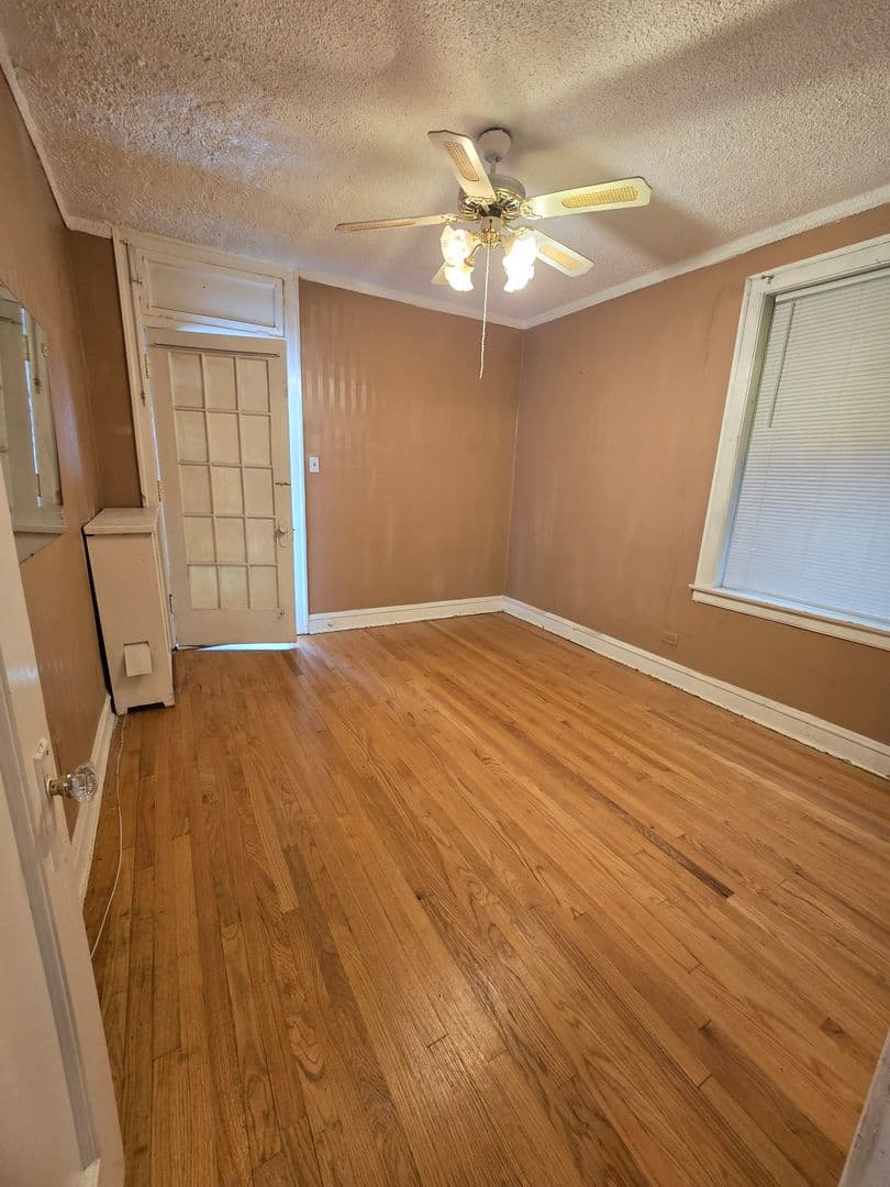 Chicago Apartment: 8010 S St. Lawrence Avenue