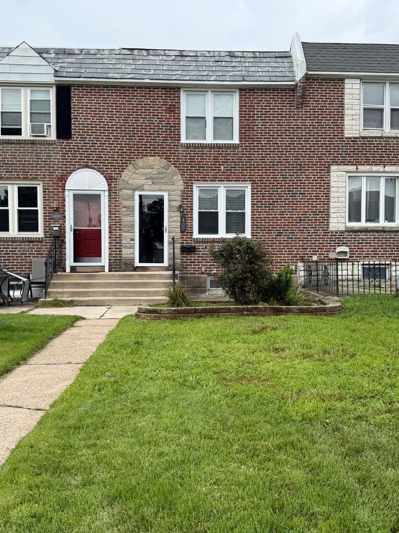 Glenolden Townhome: 407 Pine Street