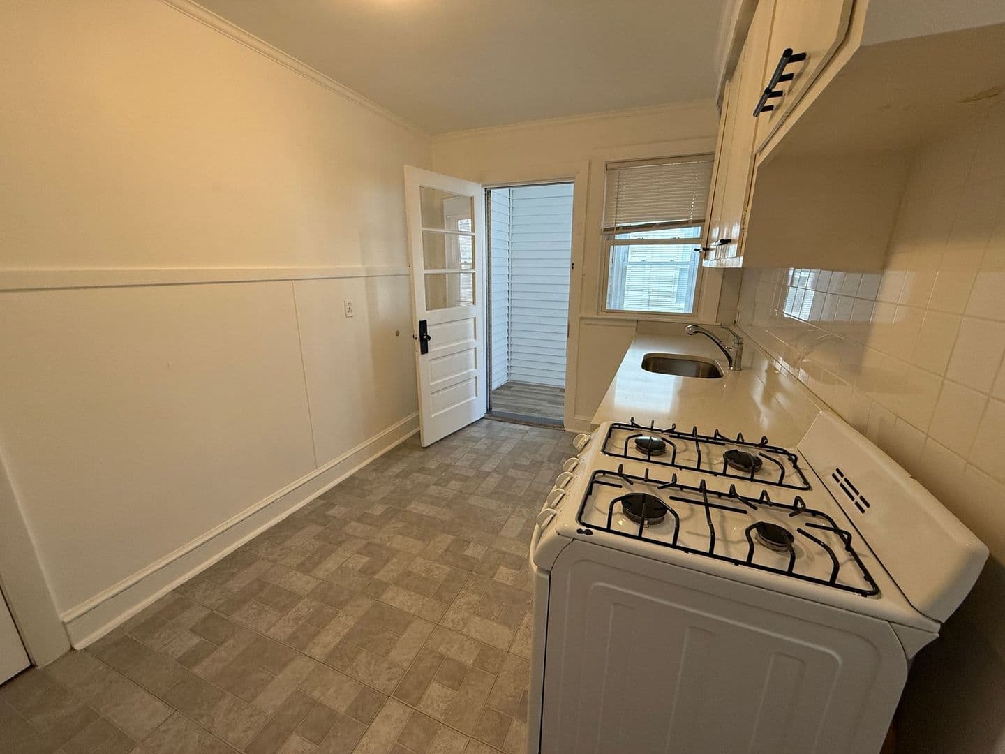 Winthrop Apartment: 87-90 Winthrop Shore Drive