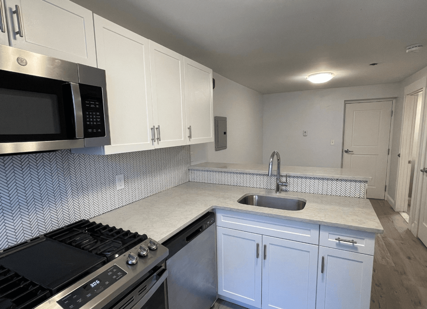 Salem Apartment: 233 Lafayette St