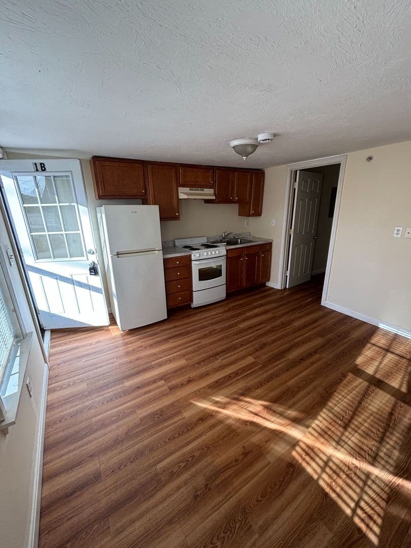 Dennis Port Apartment: 576 Main Street