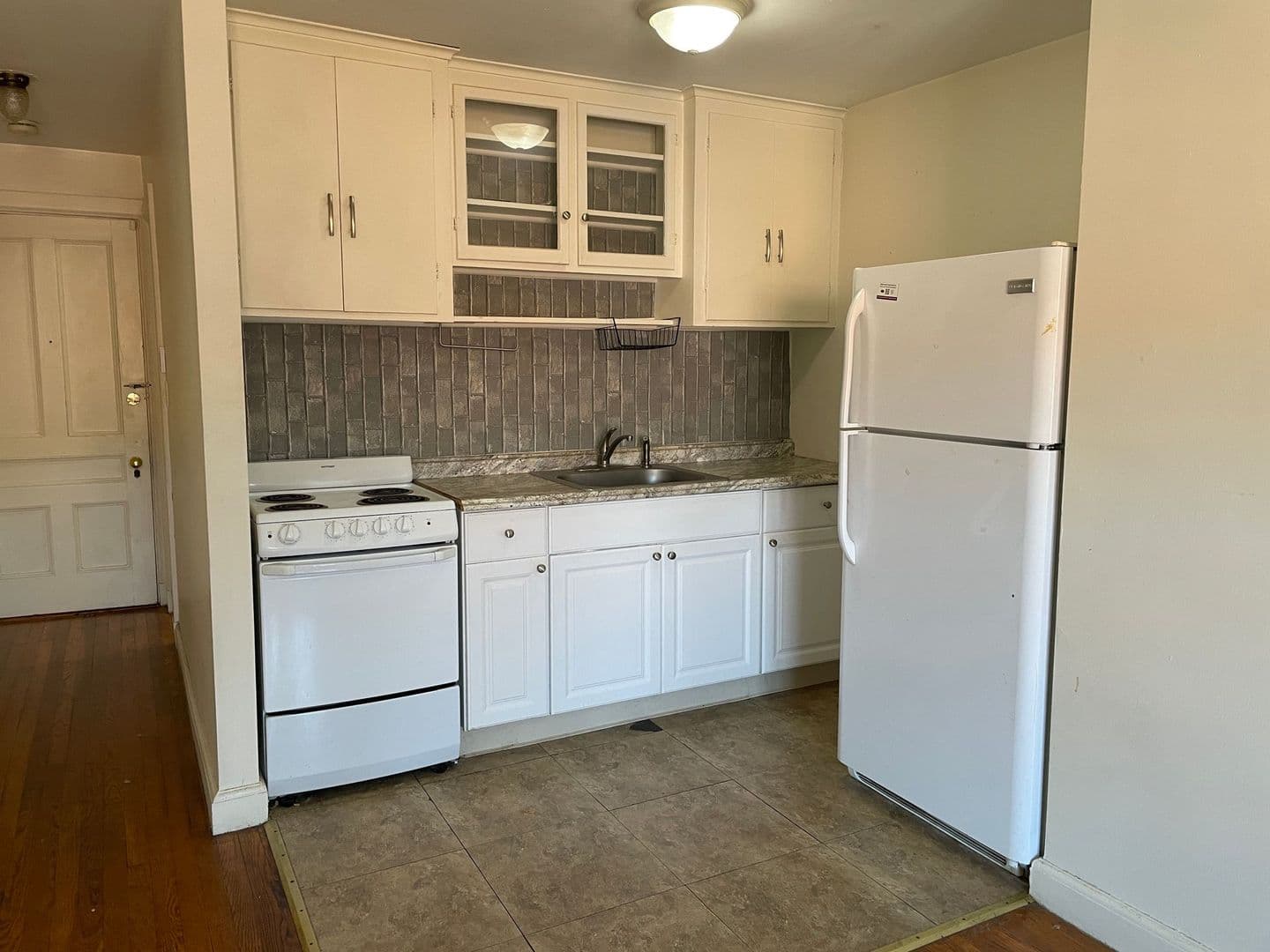 Rockland Apartment: 346 Union Street