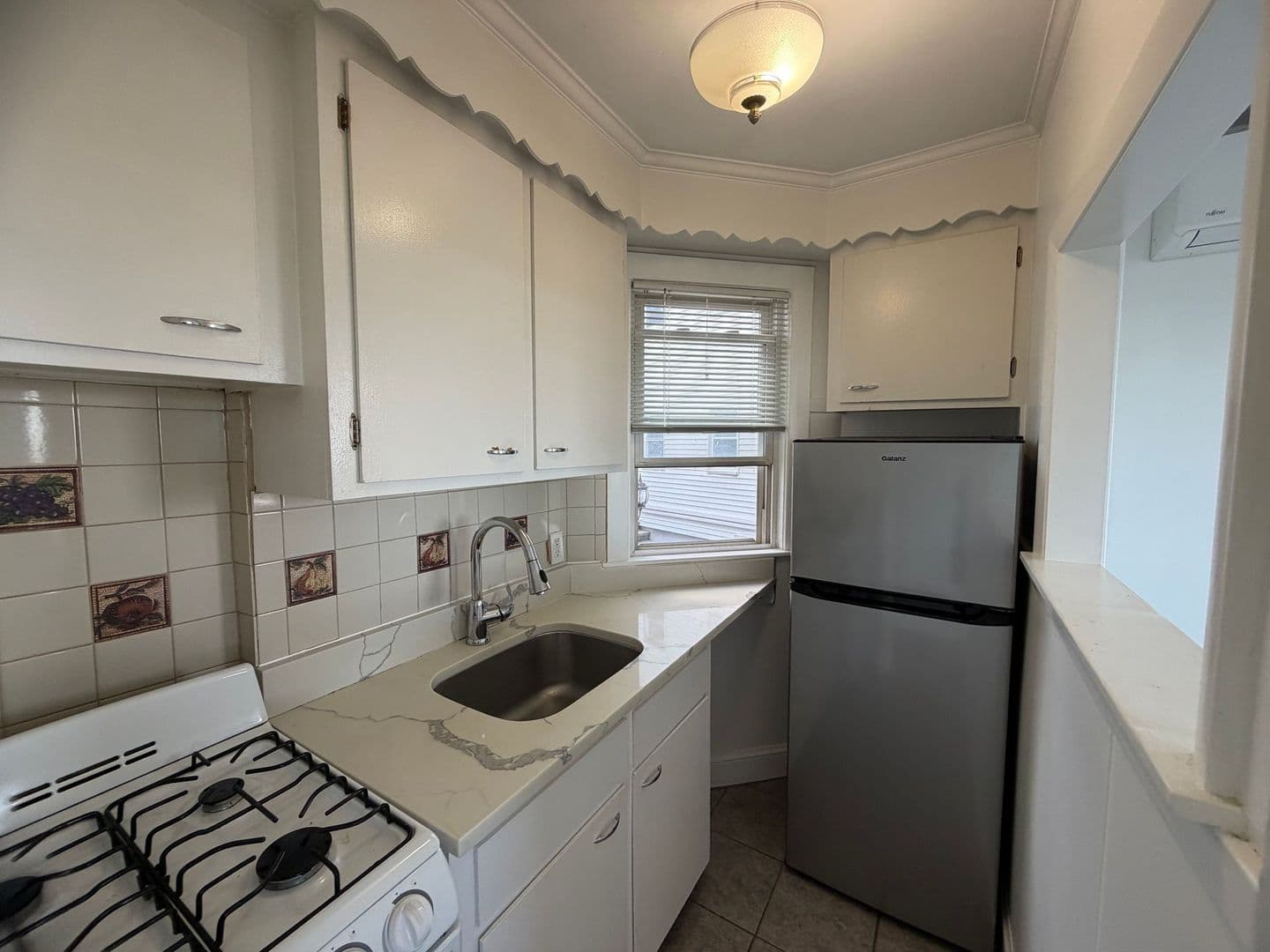 Winthrop Apartment: 87-90 Winthrop Shore Drive