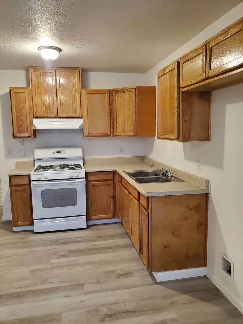 Orange Cove Apartment: 668 Anchor Ave