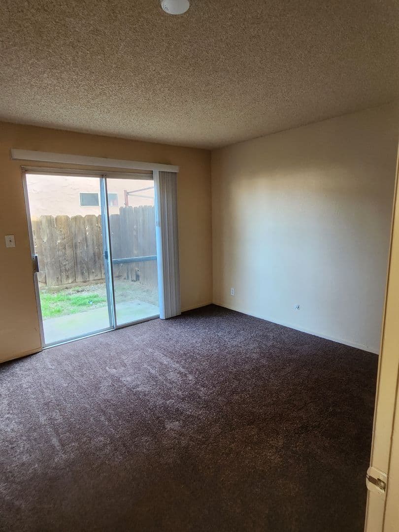 Dinuba Apartment: 1091 N. Bates Ave