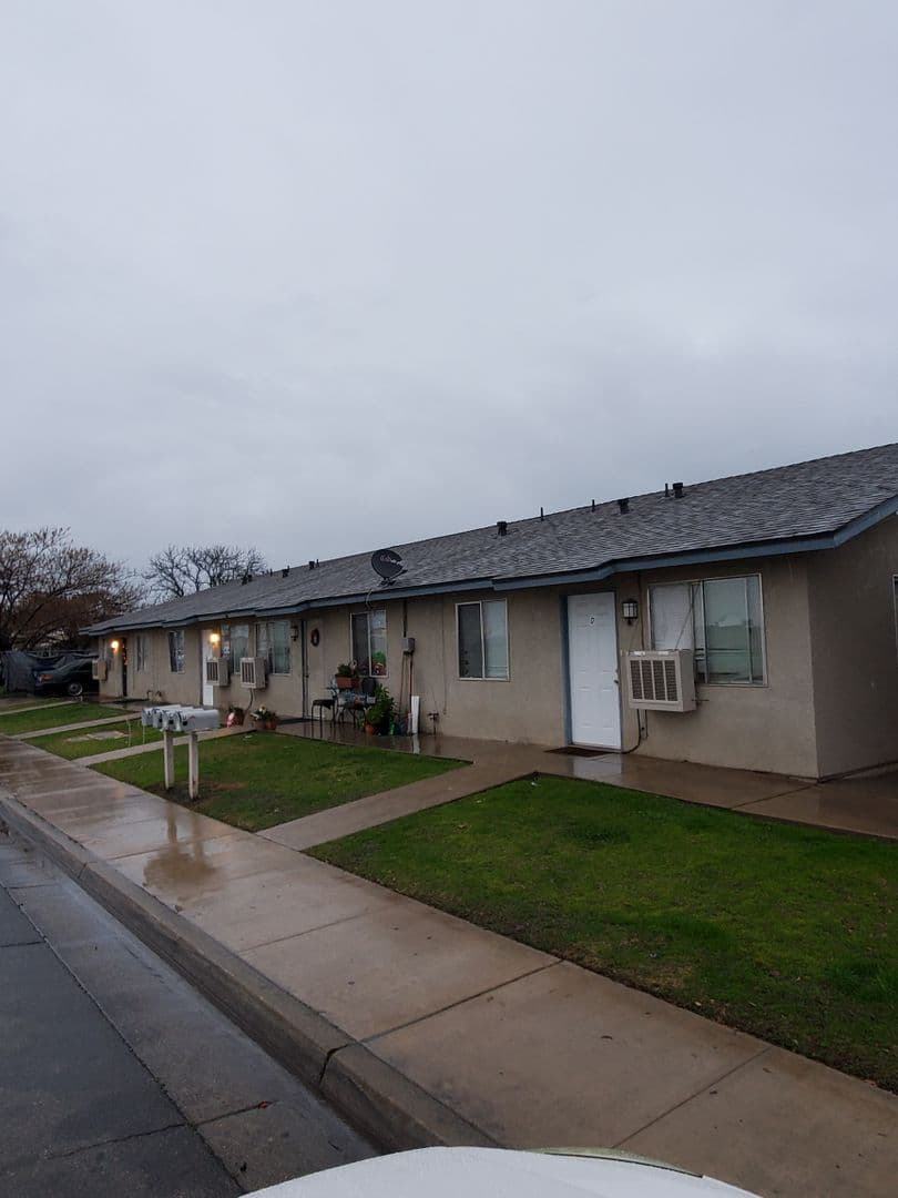 Orange Cove Apartment: 668 Anchor Ave