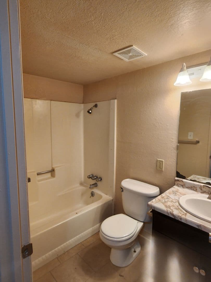 Dinuba Apartment: 1091 N. Bates Ave