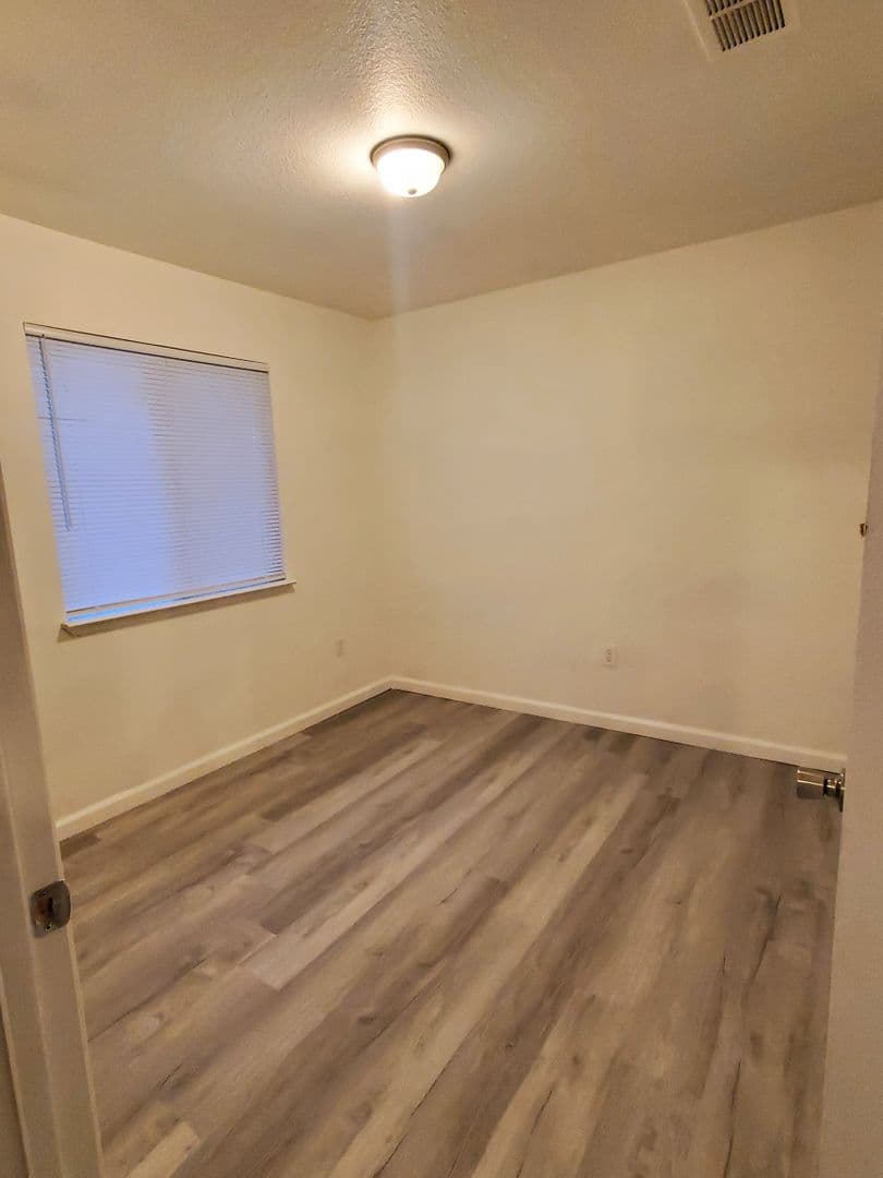 Orange Cove Apartment: 668 Anchor Ave