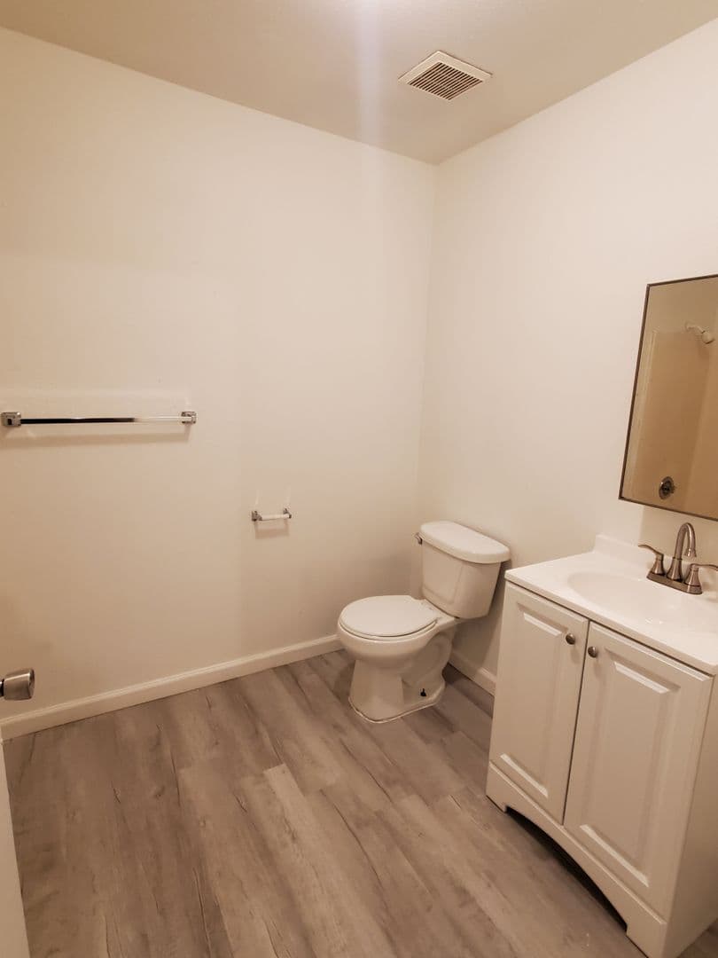 Orange Cove Apartment: 668 Anchor Ave