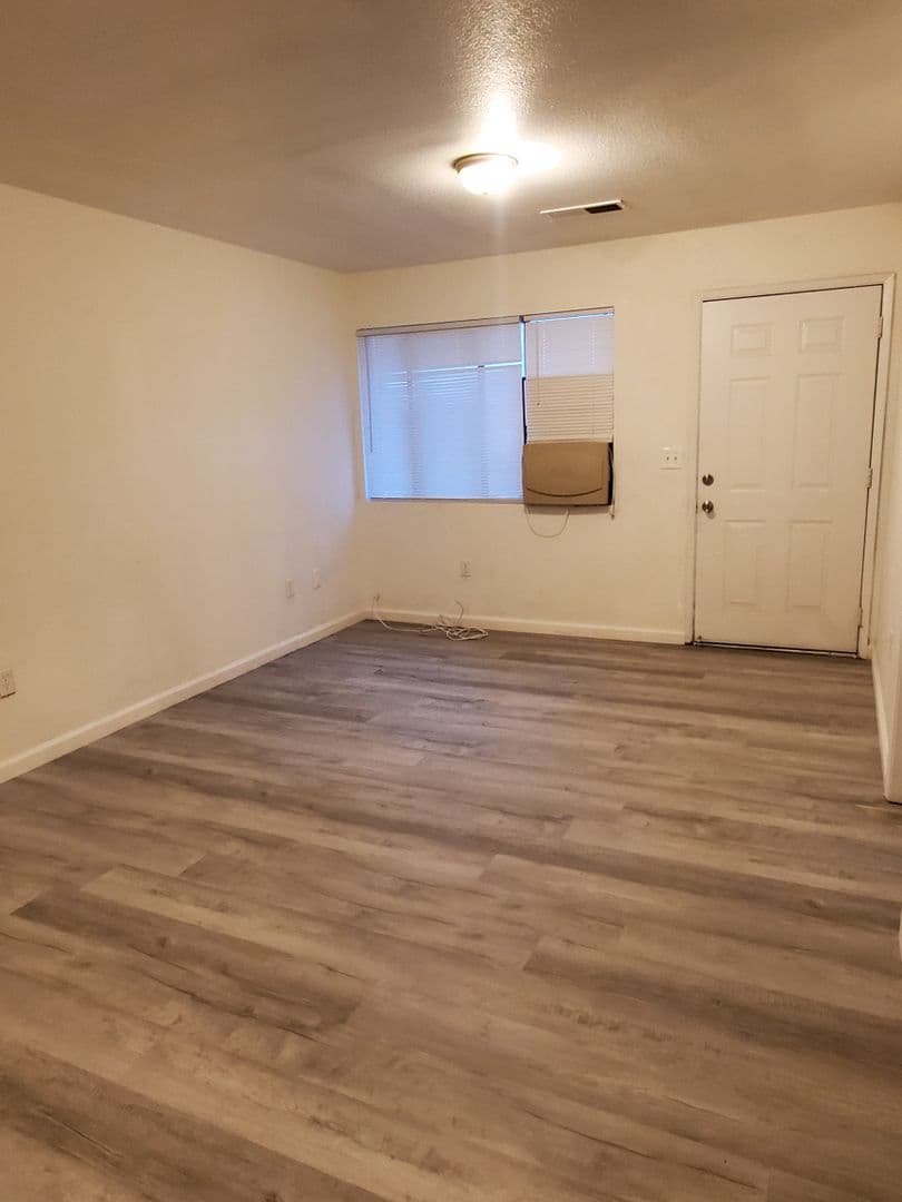 Orange Cove Apartment: 668 Anchor Ave
