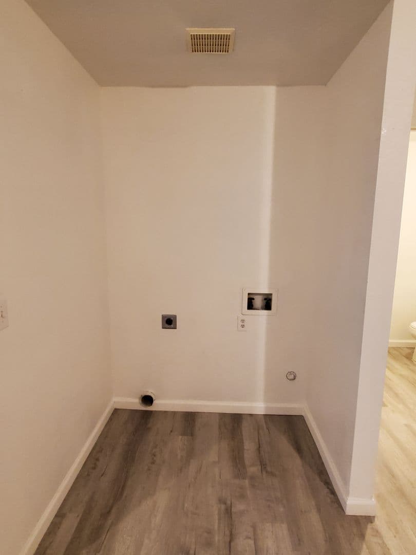 Orange Cove Apartment: 668 Anchor Ave