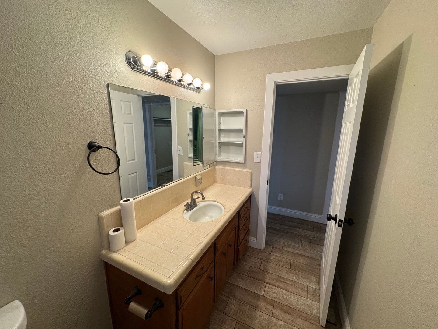 Dinuba House: 1061 E Millwood Drive