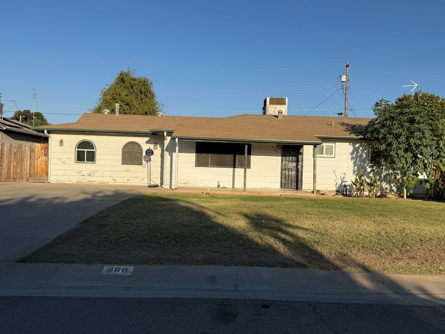 Dinuba House: 980 Cara Road