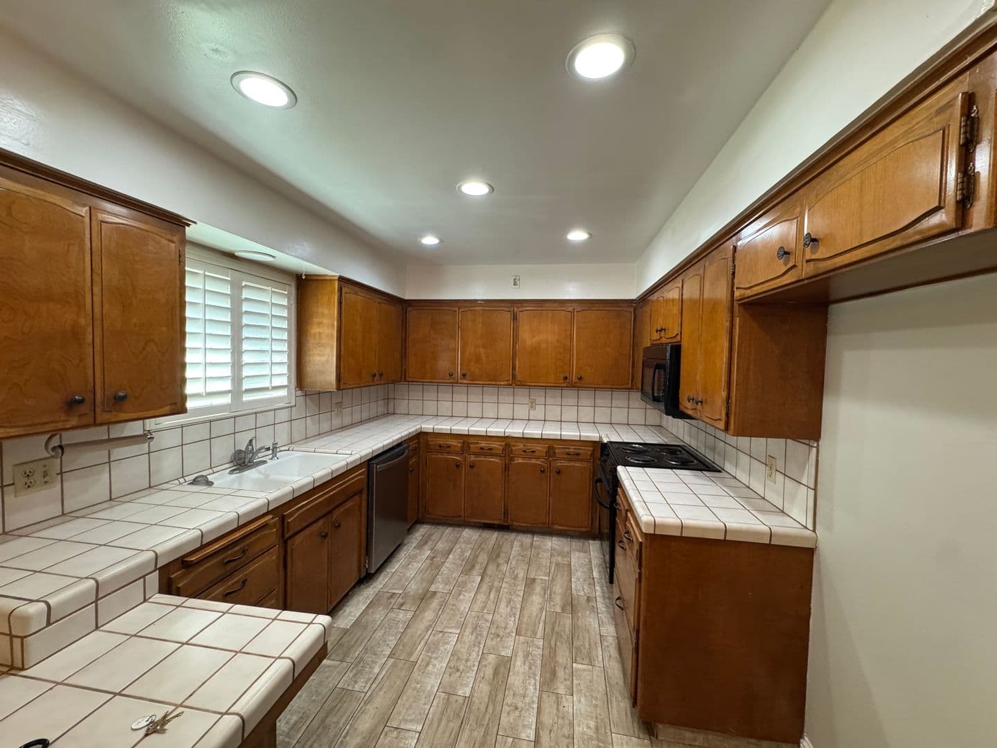 Dinuba House: 1061 E Millwood Drive