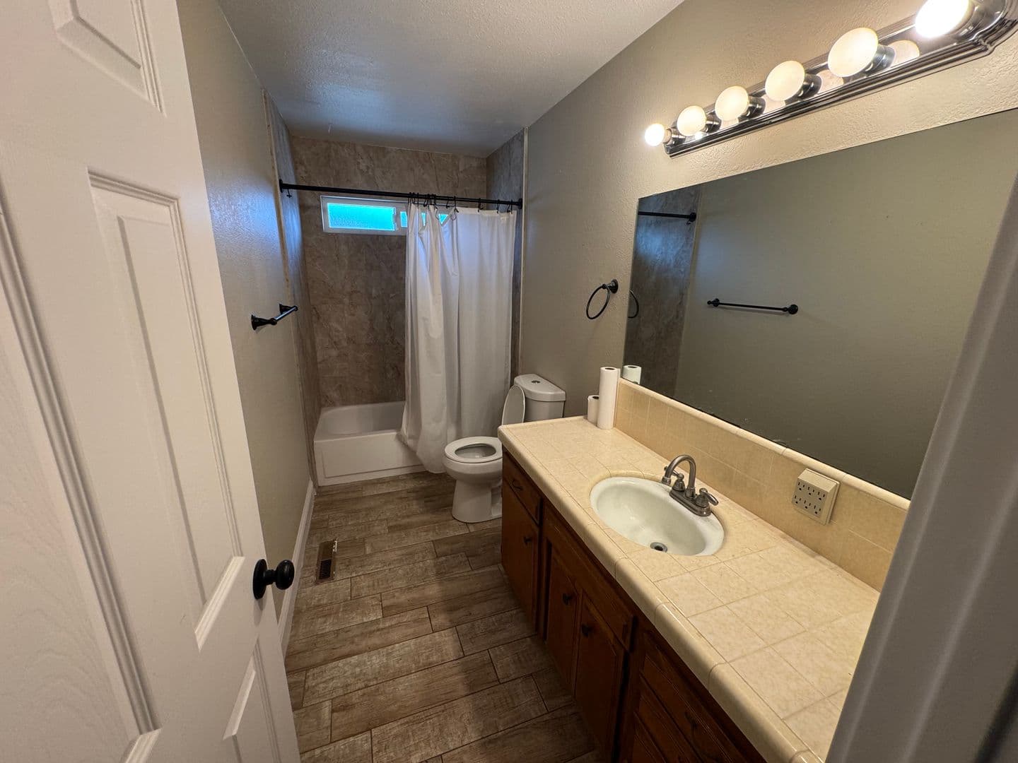 Dinuba House: 1061 E Millwood Drive