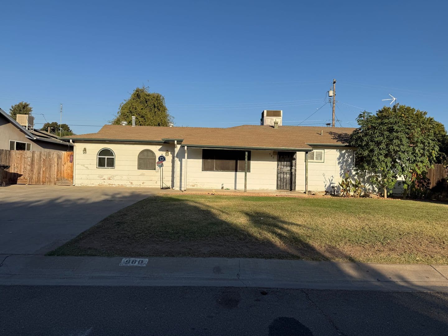 Dinuba House: 980 Cara Road