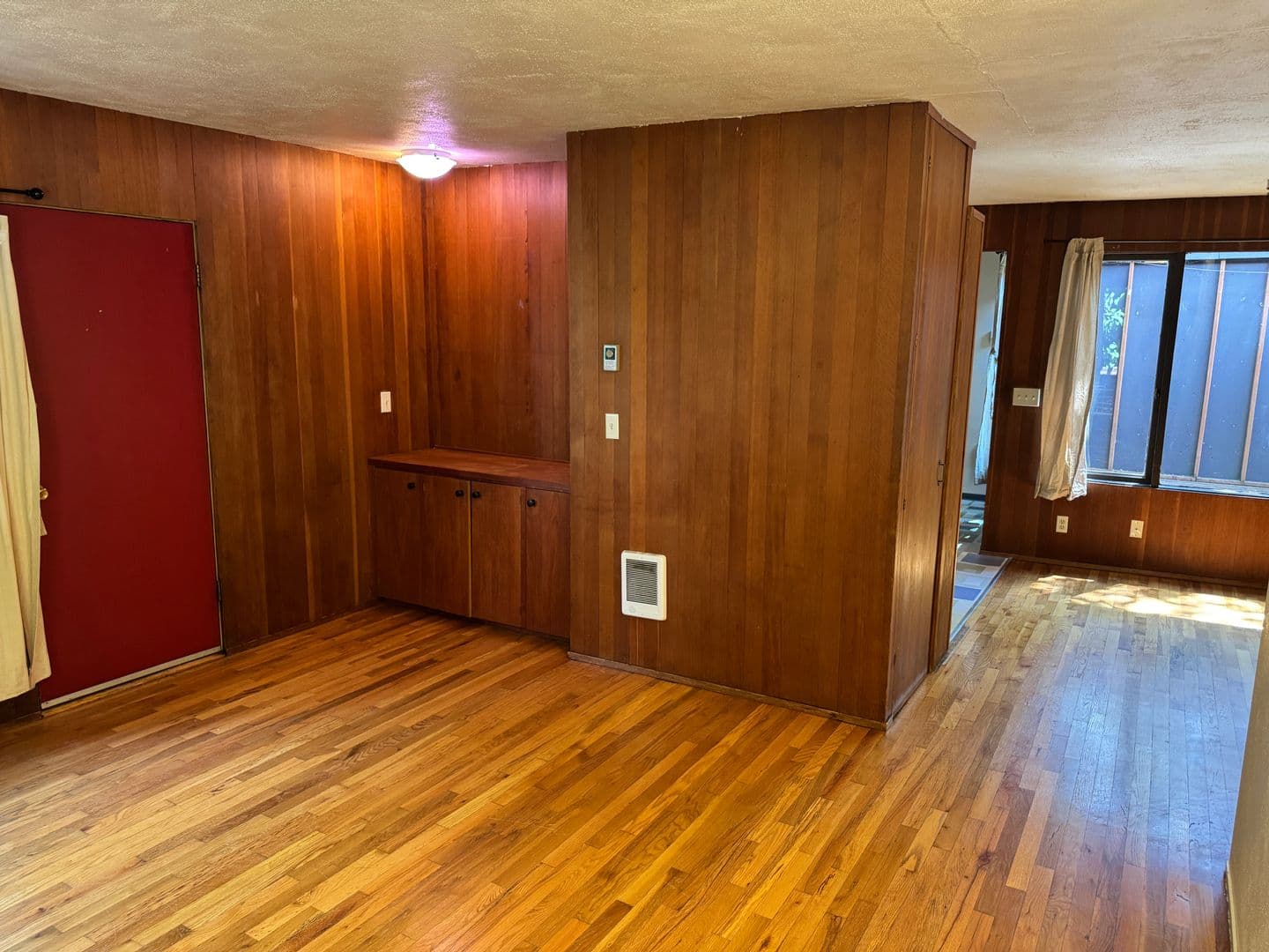 Eugene Apartment: 1873 Garden Ave.