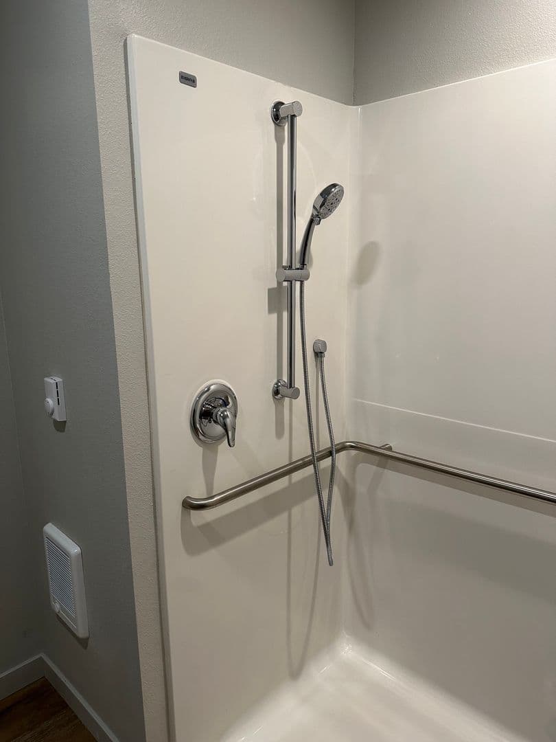 Cottage Grove Apartment: 555 N. River Rd.