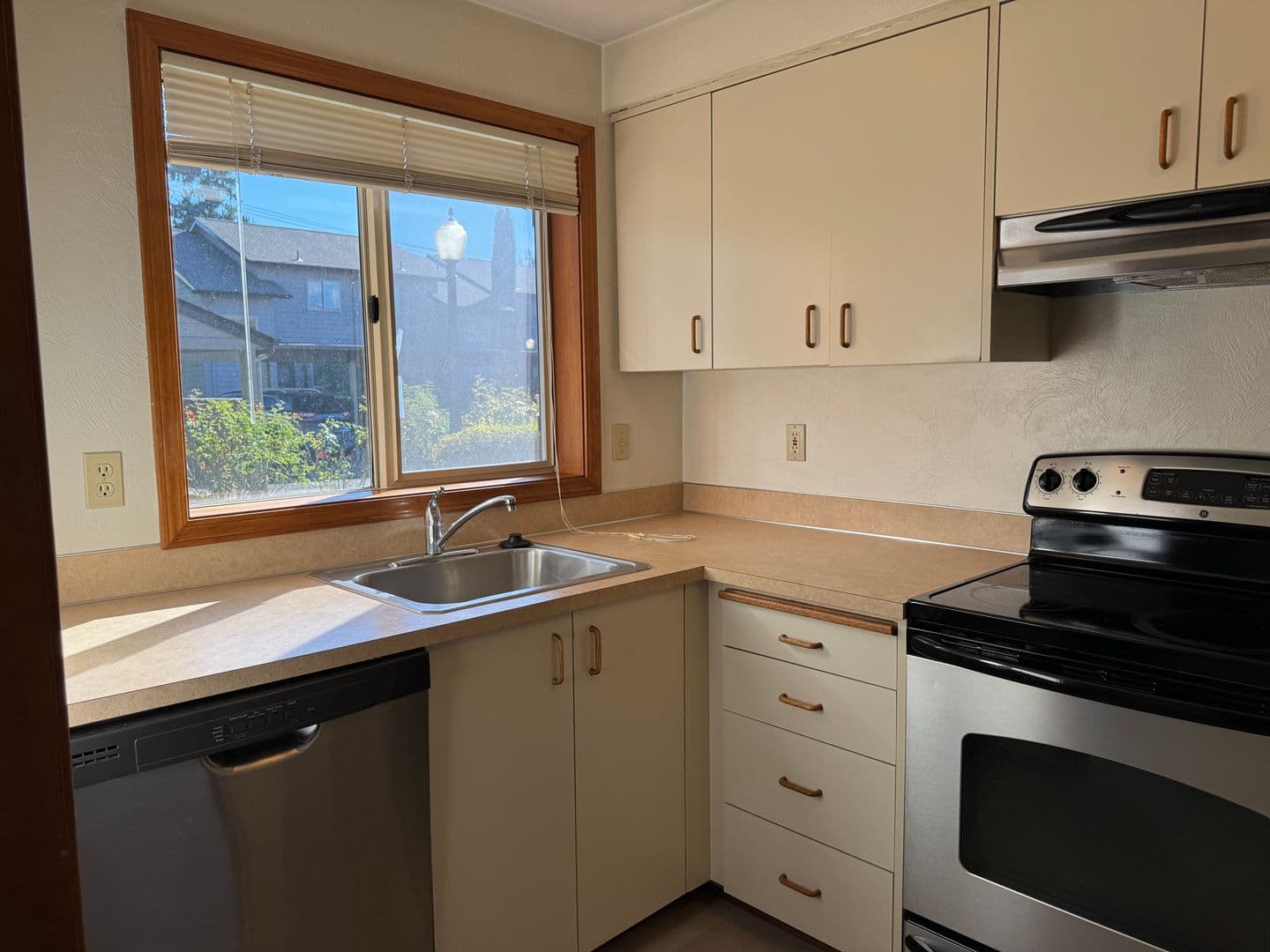 Eugene Apartment: 1609 Adkins St.