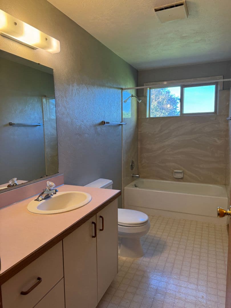 Eugene Apartment: 1609 Adkins St.