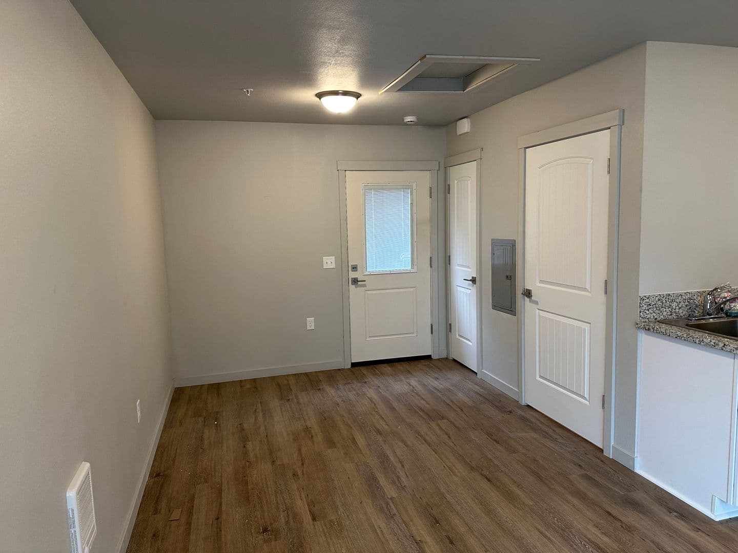 Cottage Grove Apartment: 555 N. River Rd.