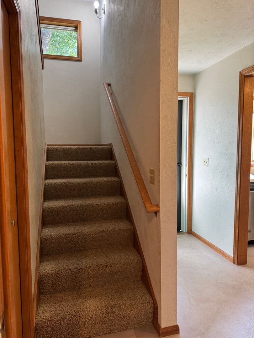 Eugene Apartment: 1609 Adkins St.