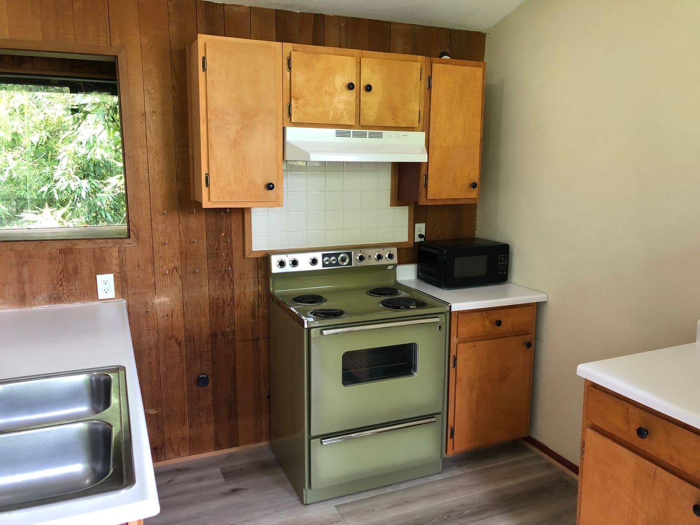 Eugene Apartment: 1873 Garden Ave.