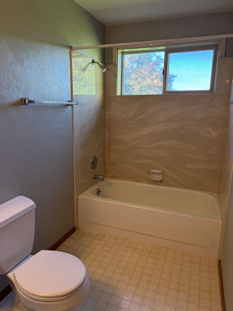 Eugene Apartment: 1609 Adkins St.