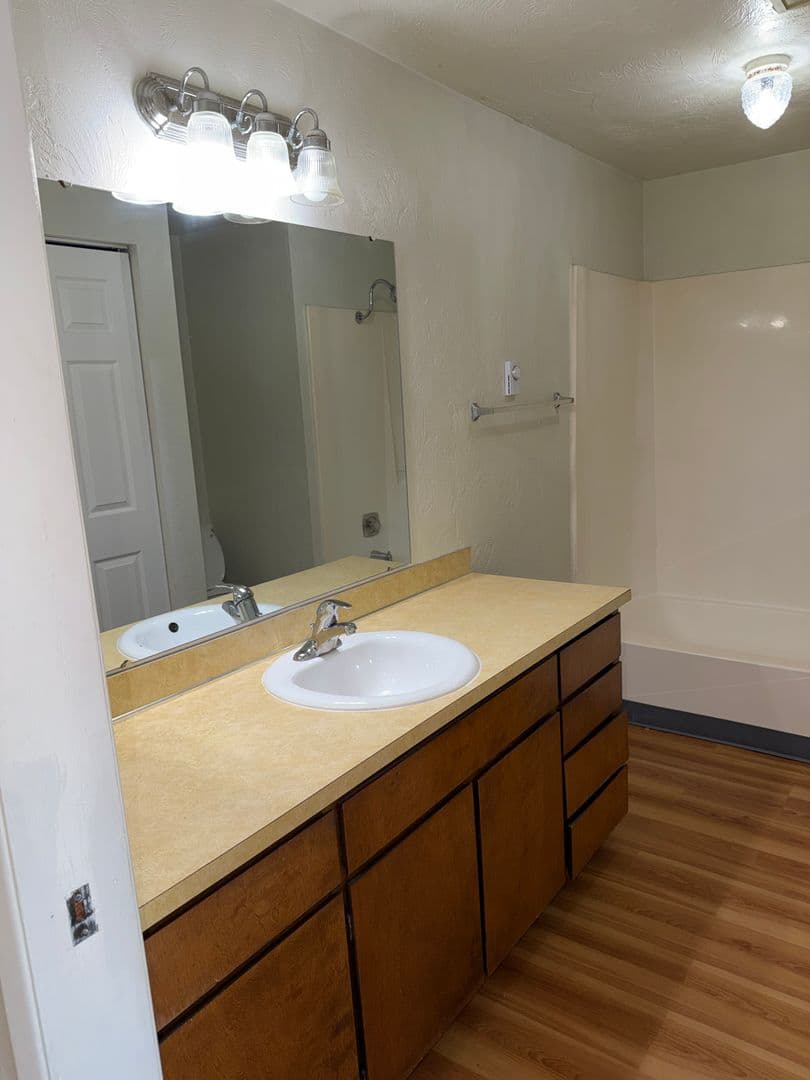 Junction City Apartment: 165 SW Kalmia St.